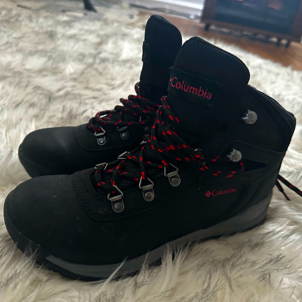 Columbia Womens Hiking Boots size 8 black/red
